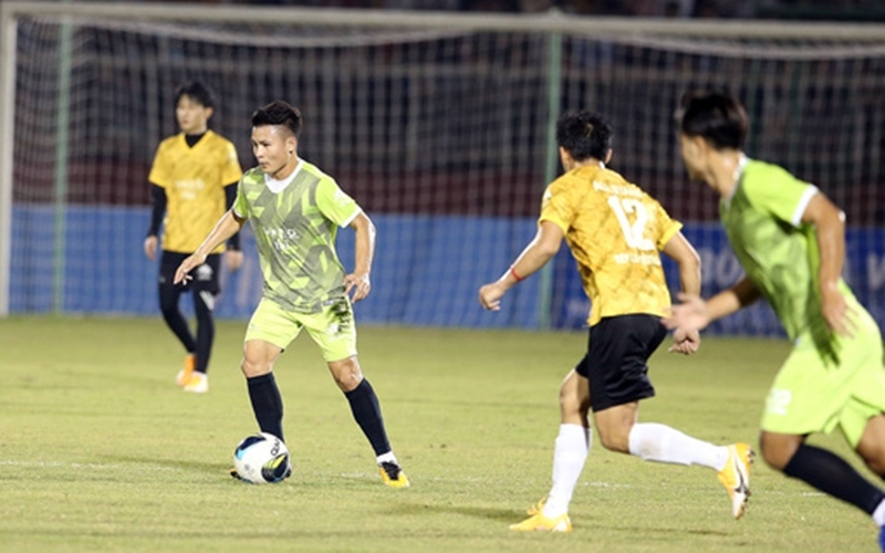 Quang Hải đối đầu với Jack ở trận bóng đá vì miền Trung